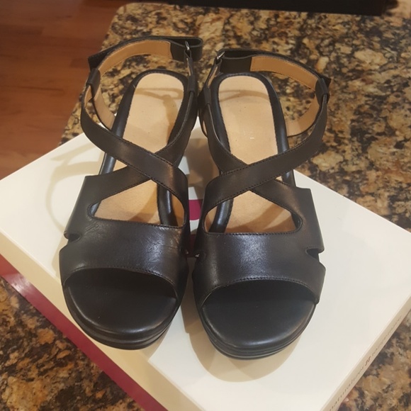 naturalizer barrie sandal